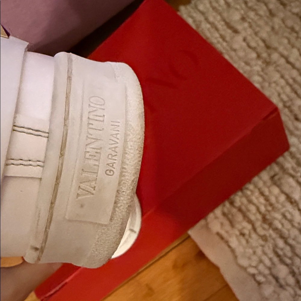Valentino Garavani V logo perforated low top sneakers white - Picture 9 of 10